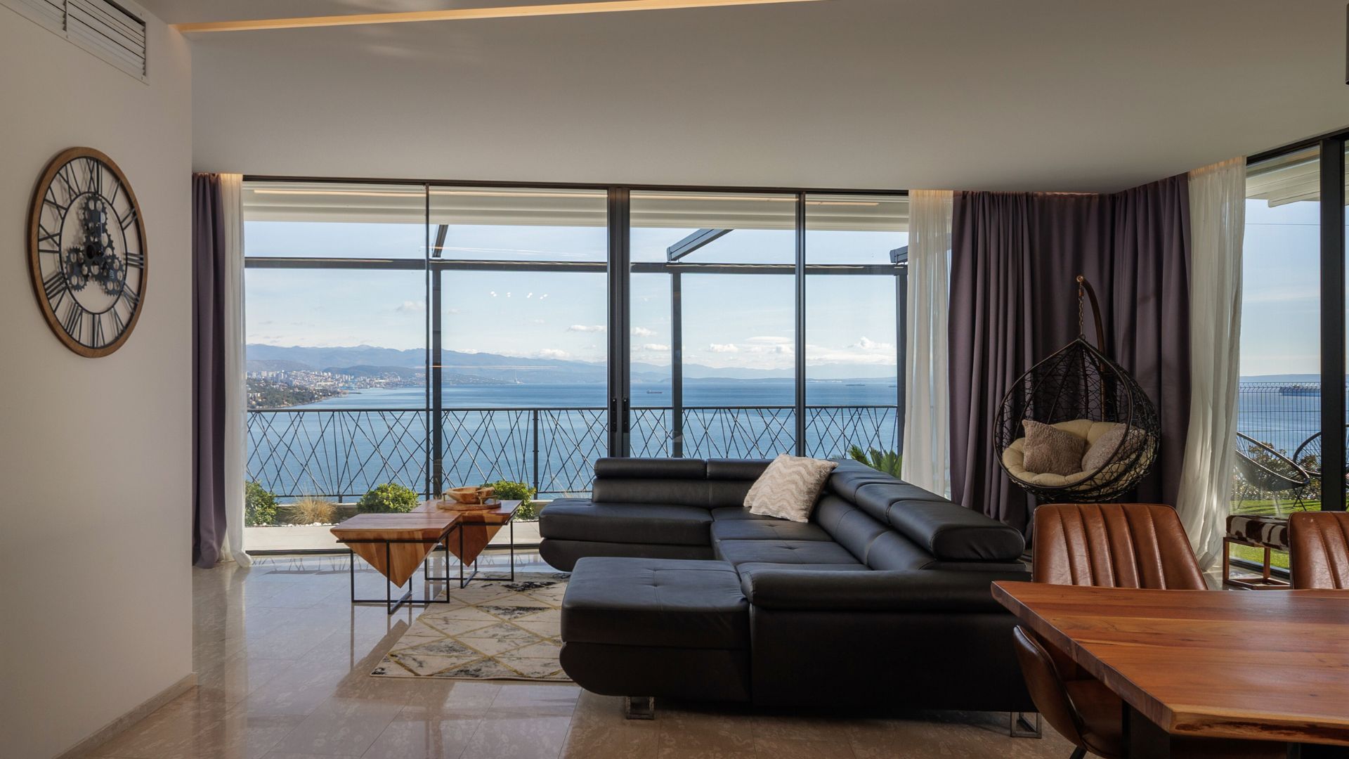 Modern kétszintes apartman kiadó zavartalan kilátással a tengerre Opatijában