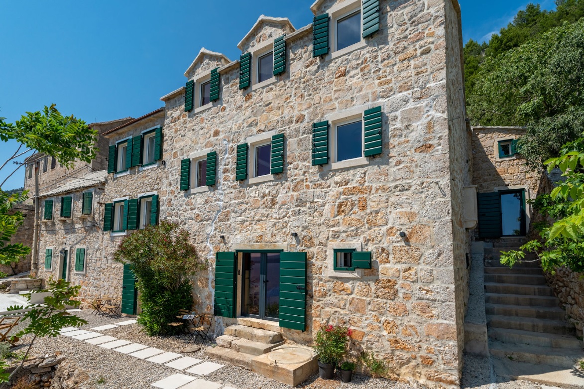 Moderne Wohnung im ersten Stock in einem traditionellen Küstensteinhaus mit Meerblick – Insel Brač