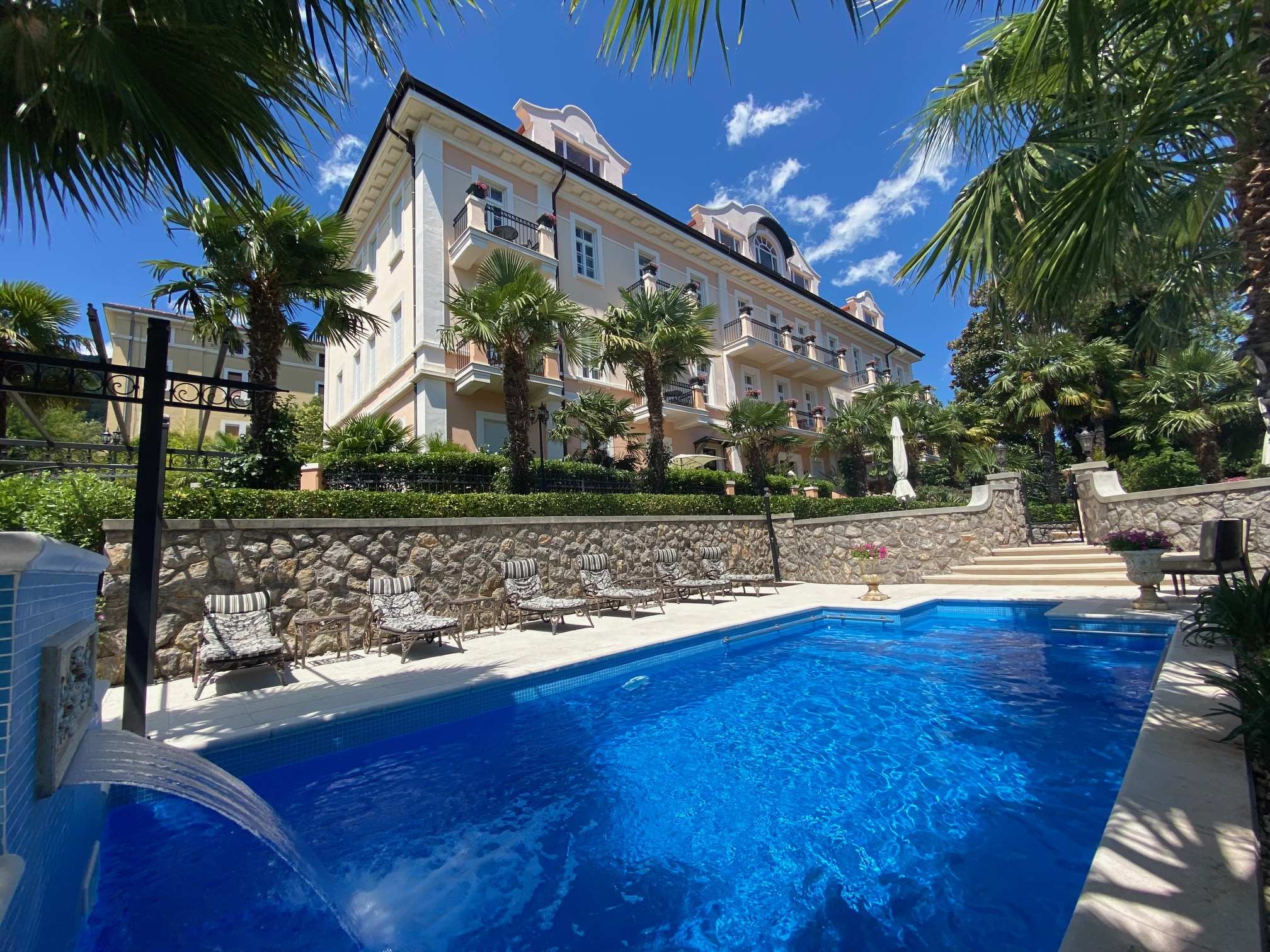 Historical turnkey 2-bedroom apartment with sea view