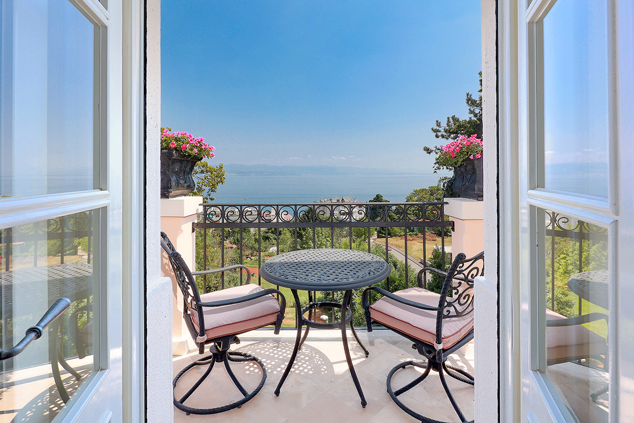 Historical turnkey 2-bedroom apartment with sea view