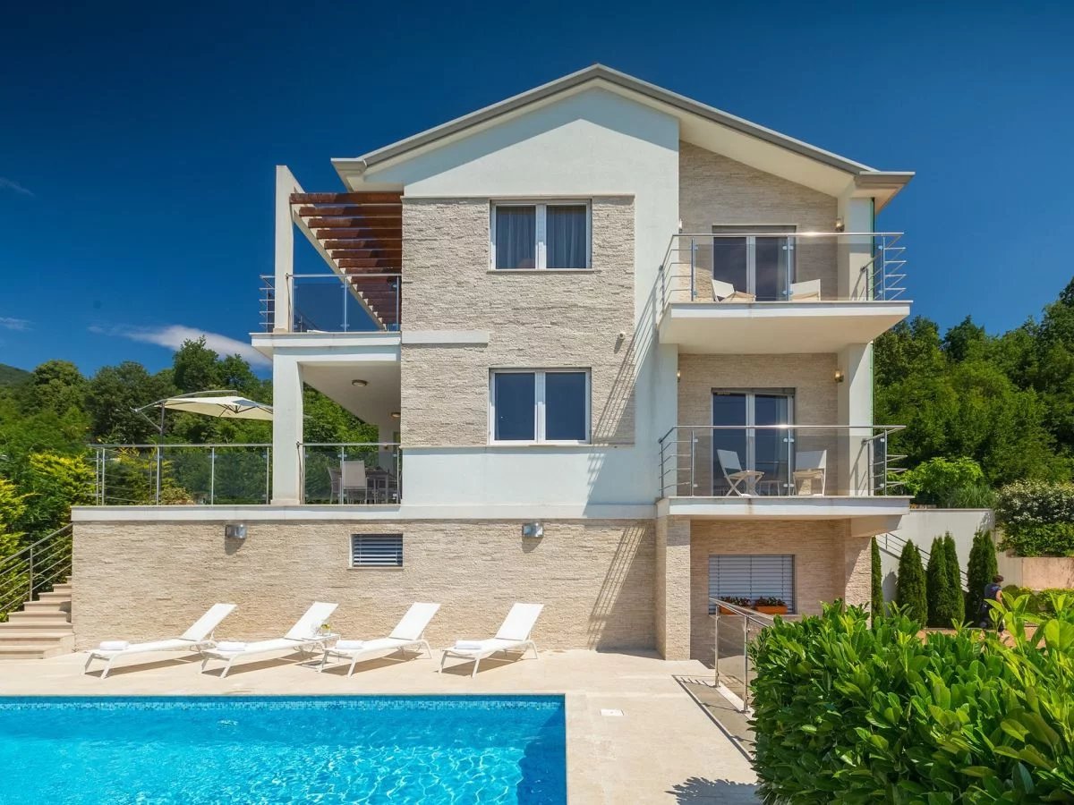 Kuća s pogledom na more i bazenom u mirnom okruženju – Opatija rivijera