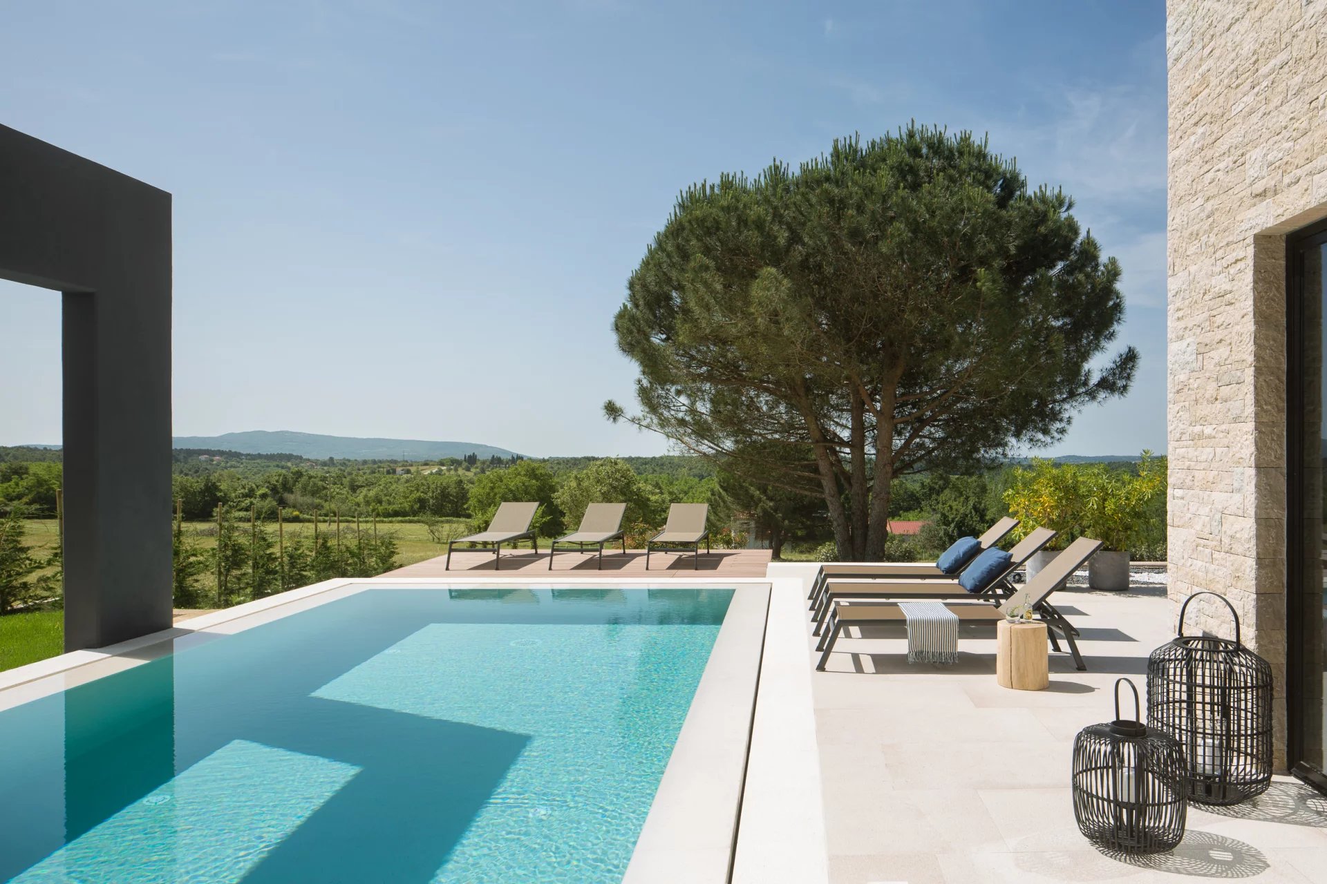 Moderna luksuzna vila s infinity bazenom i wellness zonom na mirnoj lokaciji – Istra