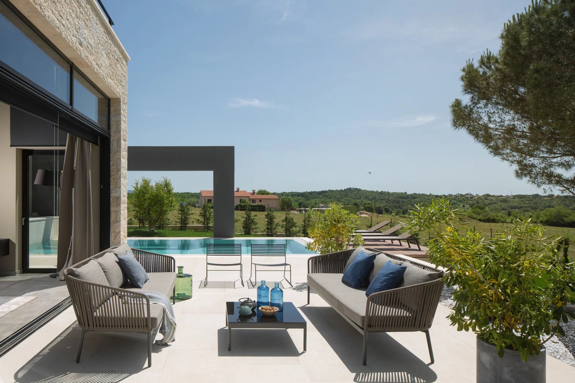 Moderna luksuzna vila s infinity bazenom i wellness zonom na mirnoj lokaciji – Istra