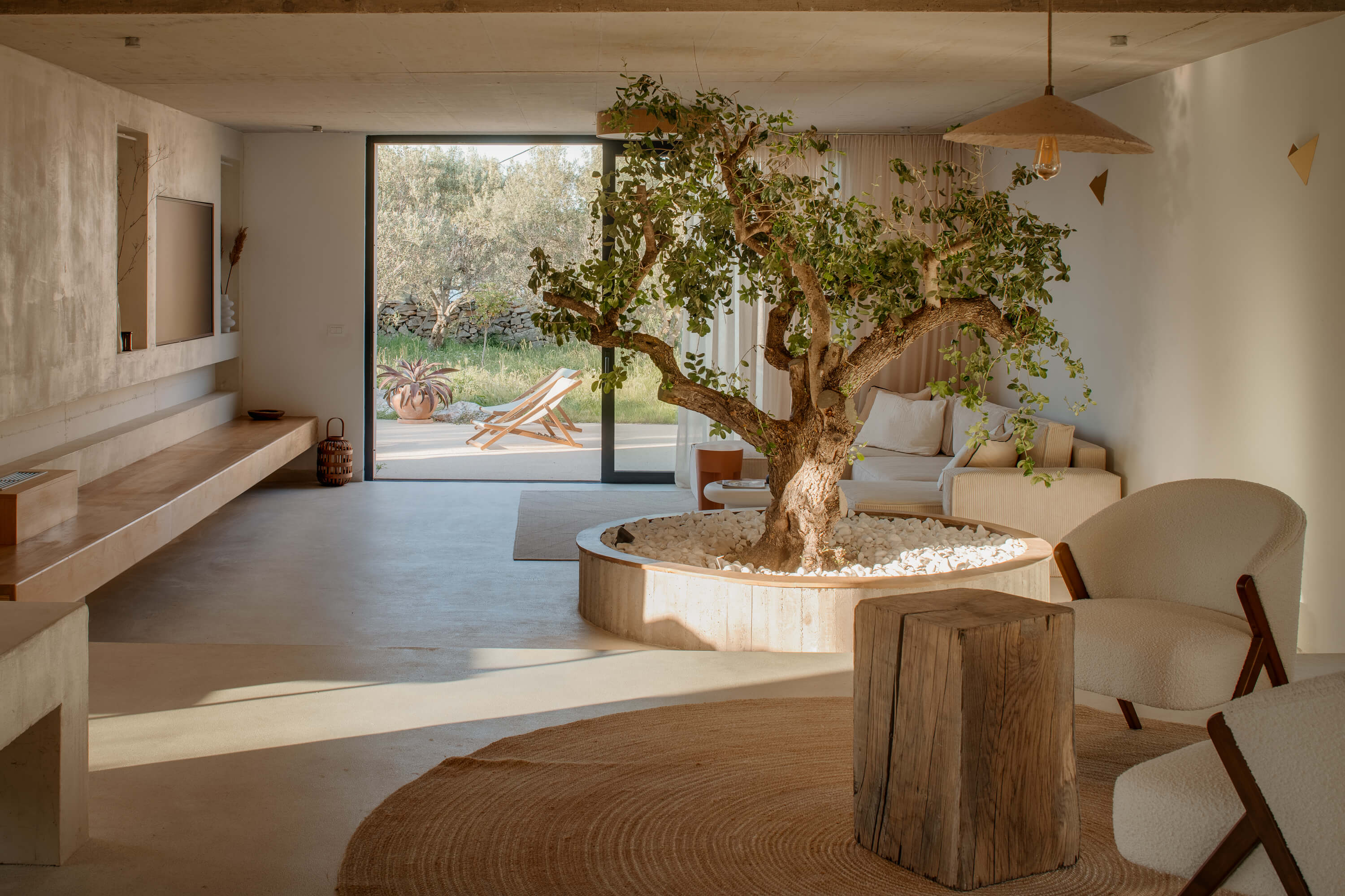 Tranquil oasis: captivating villa with heated pool and sea view