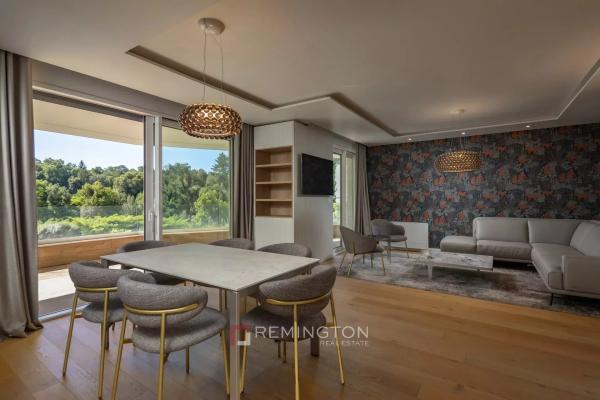 Three-bedroom apartment with terrace and three garage spaces in central Opatija