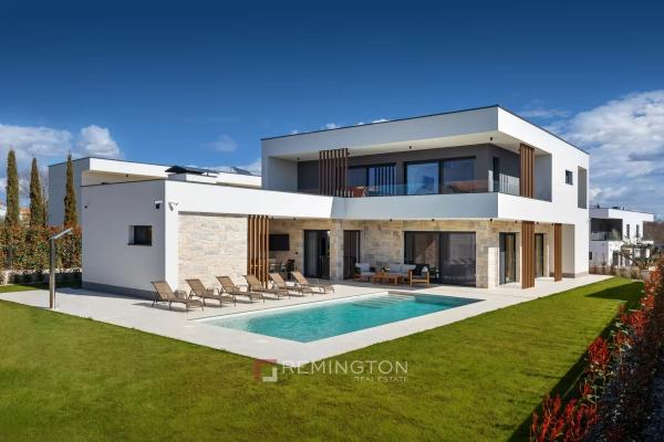 Contemporary four-bedroom villa with pool near the sea and Poreč centre