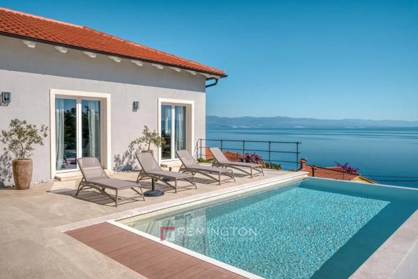 Jellegzetes mediterrán villa végtelenített medencével és panorámás kilátással a tengerre - Opatija Riviéra