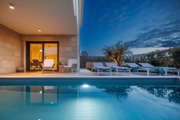 Semi-detached modern home with heated pool and garden, fully furnished - Malinska