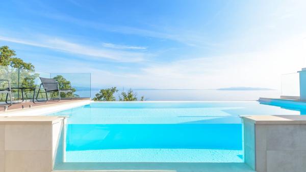 Doppelhaushälfte mit Pool auf dem Dach und atemberaubendem Meerblick – Riviera Opatija