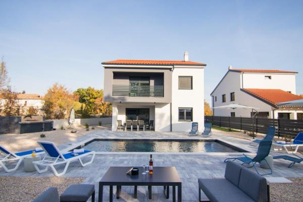 Haus mit Pool in ruhiger Umgebung