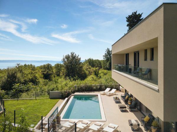 Moderna vila s bazenom i pogledom na more