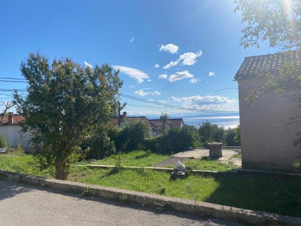 Meerblick-Grundstück mit Investitionspotenzial in ruhiger Lage nahe Opatija