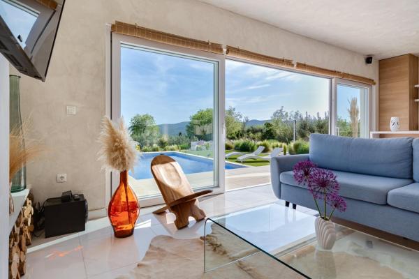 Mirna oaza s bazenom u prirodnoj ljepoti