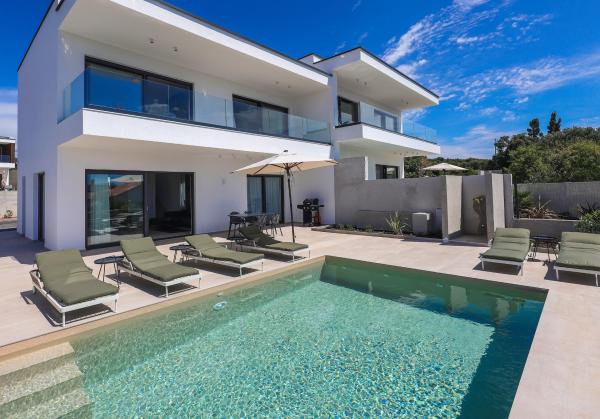 Novoizgrađena dvojna vila s panoramskim pogledom na more u neposrednoj blizini mora