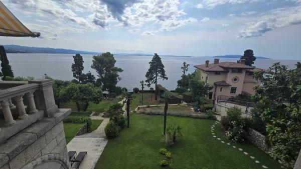 Iznajmljuje se stan u povijesnoj vili u Opatiji