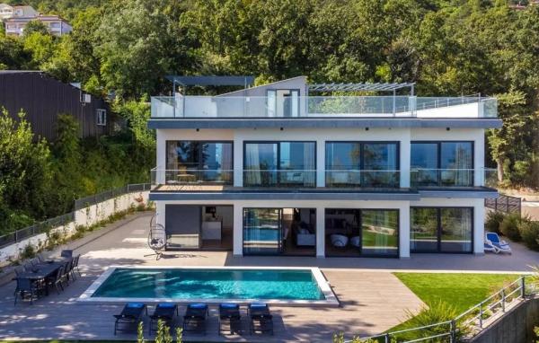 New modern villa near the sea with panoramic sea view and heated swimming pool