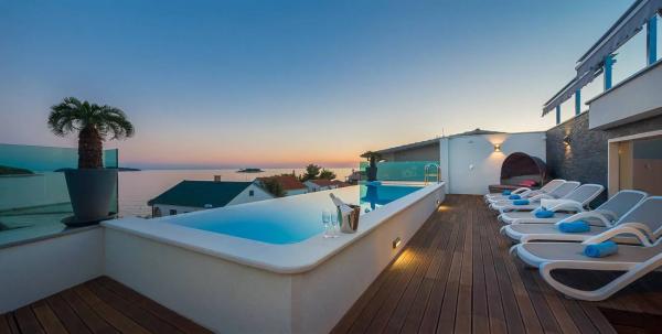 Modern house with pool and roof terrace - Dalmatia