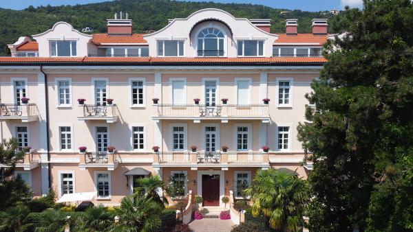 Historical turnkey 2-bedroom apartment with sea view