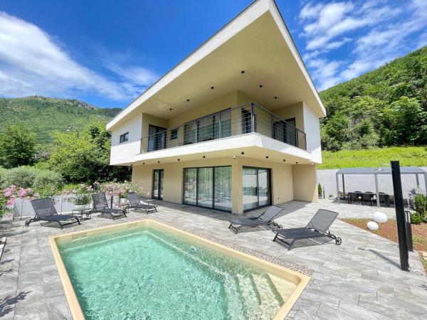 Neu gebaute Villa mit Pool, umgeben von Natur, nur wenige Schritte vom Strand entfernt