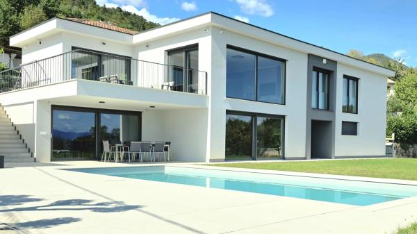 Ruhiger Rückzugsort: Haus mit Pool und herrlichem Meerblick