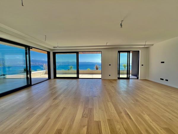 Sofisticiranost s nenadmašnim pogledom na more: trosobni luksuzni stan u Opatiji