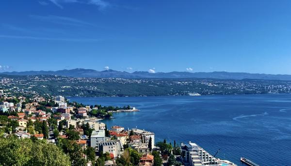 Luksuzan dvoetažni stan s panoramskim pogledom na more, bazenom i vrtom - Opatija