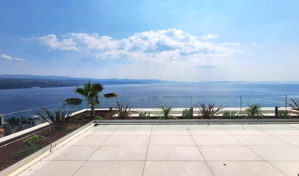 Penthouse s pogledom na more i krovnom terasom s bazenom - Opatija