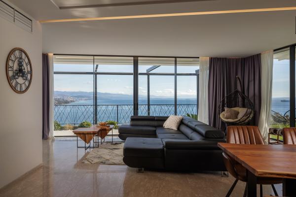Mezonetový apartmán s panoramatickým výhledem na moře, vyhřívaným bazénem a samostatným apartmánem pro hosty – Opatija