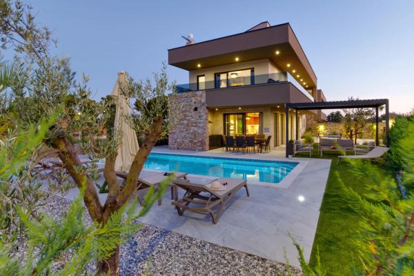 Moderna vila s bazenom, saunom i ljetnom kuhinjom – Pula