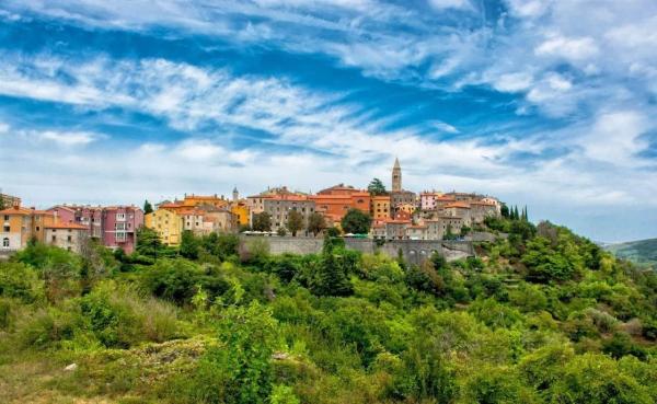 Building land with a project for the construction of multi-residential buildings - Istria