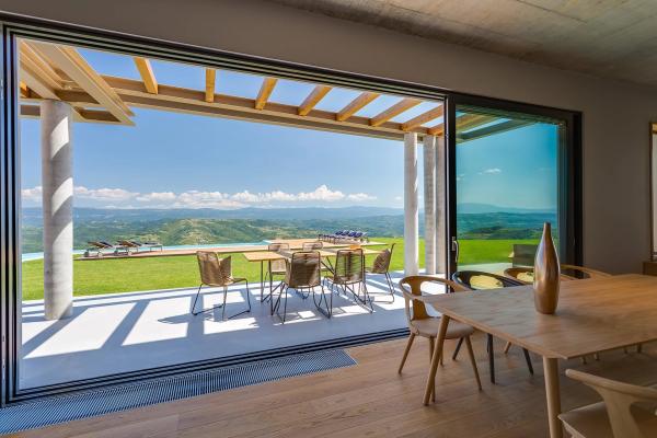 Privatno utočište u Istri – luksuzna vila s infinity bazenom, nezaboravnim pogledima i 12.000 m² potpune osame