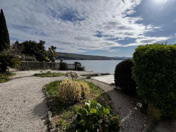 Dvosobni stan u povijesnoj vili uz more s panoramskim pogledom i pristupom plaži – Opatijska rivijera