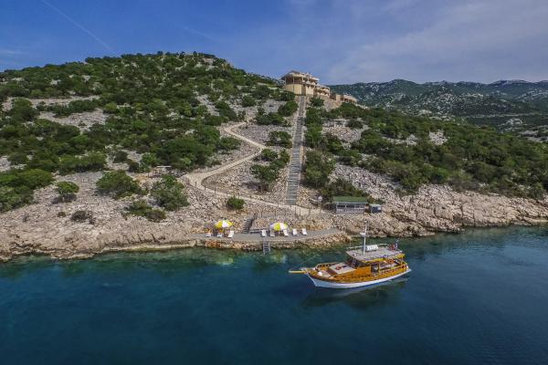 Ekskluzivno imanje na obali s privatnom plažom i pristupom marini
