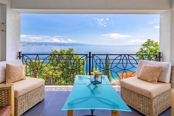Three-bedroom apartment with panoramic views, 150 m from the sea – Opatija
