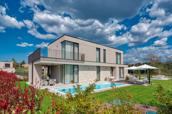 Moderne Villa mit Fokus auf Ästhetik und Meerblick – Poreč