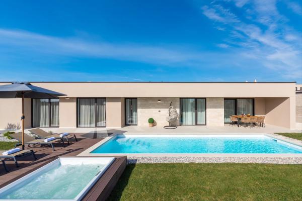 Modern villa with pool and Mediterranean garden in a peaceful setting – Poreč
