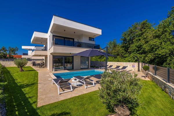 Semi-detached house with private pool, fully furnished and move-in ready – Island of Krk