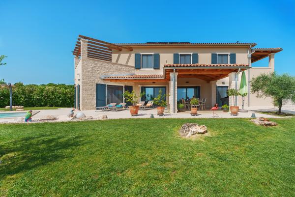 Five-bedroom family home with sea view and spacious garden – Poreč