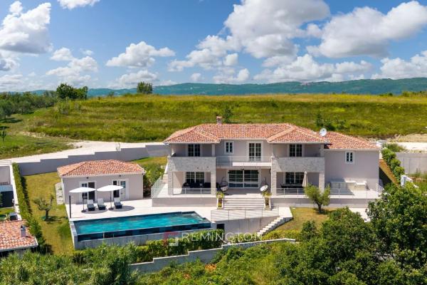Prostrana rezidencija s bazenom i pogledom na prirodu – spoj tradicije i suvremenog dizajna u srcu Istre