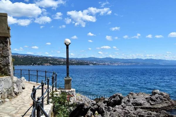 Ekskluzywna rezydencja przy samej plaży – Trzypokojowe mieszkanie z ogrodem w zabytkowej willi – Opatija