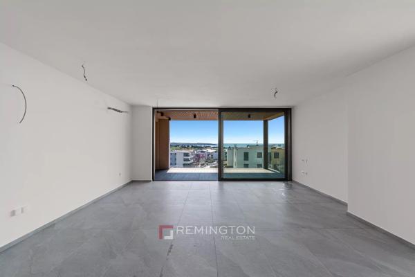 Prostran dvosoban stan s terasom i pogledom na more te dva parkirna mjesta - Novigrad