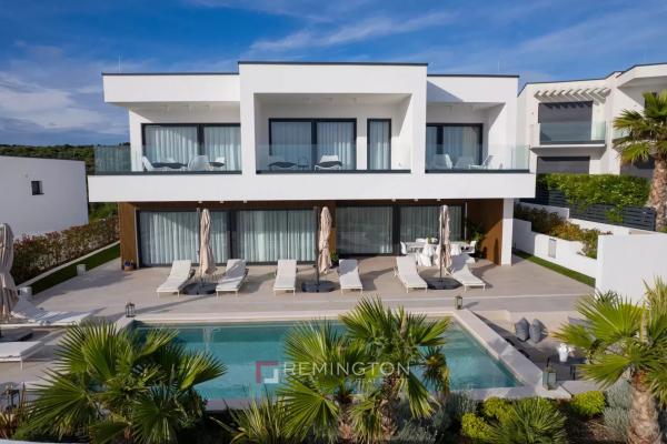 Luksuzna moderna vila s bazenom i prekrasnim pogledom na more