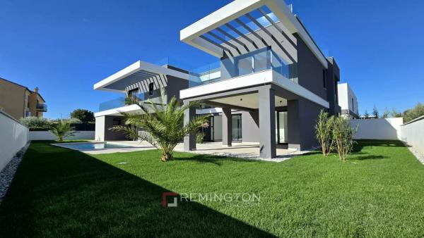 Moderna elegancija: Vila s bazenom i pogledom na more, samo nekoliko koraka od obale - Pula