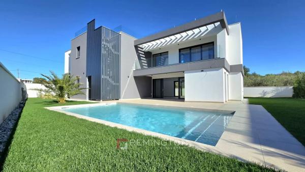 Moderna vila s bazenom i pogledom na more, nekoliko minuta od obale - Pula