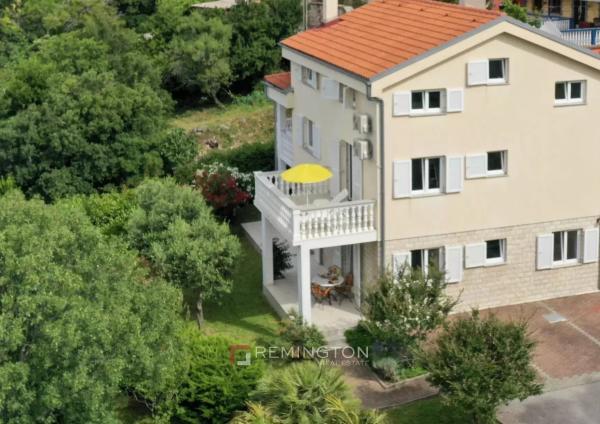 Kuća s tri stana, garažom i pogledom na more u zelenom i mirnom okruženju - Crikvenica