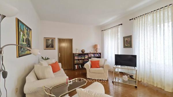 Prostrani jednosoban stan s dvorištem u centru Opatije