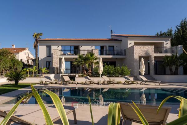 Vila s tri stambene jedinice, pogledom na more i grijanim bazenom - Poreč