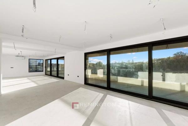 Prostrani penthouse s krovnom terasom od 200 m² u mirnom dijelu Poreča