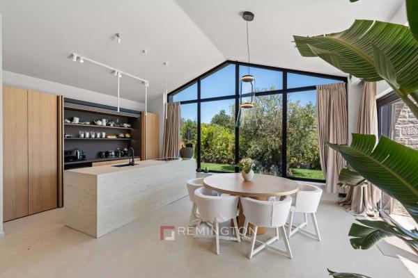 Elegant one-story house with 3 bedrooms and a pool near Poreč