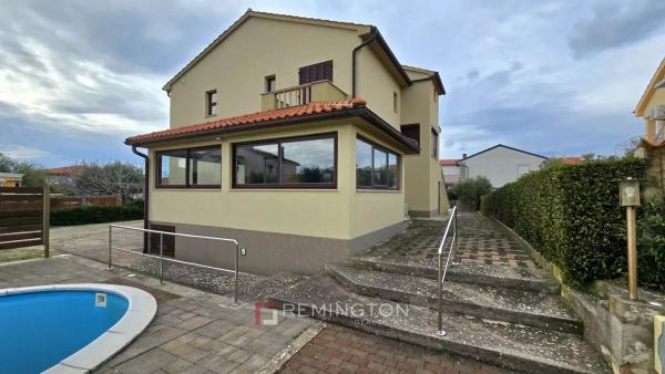 Haus mit zwei Wohnungen, Keller und Garage, 600 m vom Meer - Krk